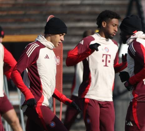 17.02.2025, CL. Abschlusstraining, Saebenerstrasse Muenchen,, Fussball, im Bild: Jamal Musiala (FC Bayern Muenchen) und Kingsley Coman (FC Bayern Muenchen)