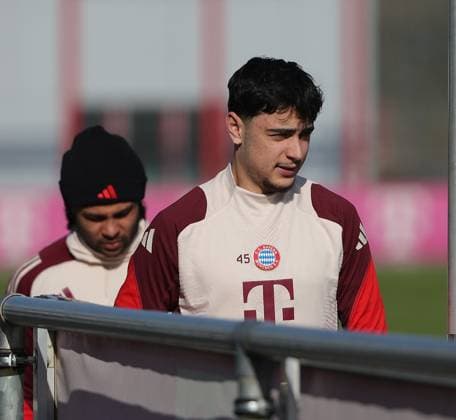17.02.2025, CL. Abschlusstraining, Saebenerstrasse Muenchen,, Fussball, im Bild: Serge Gnabry (FC Bayern Muenchen) und Ap