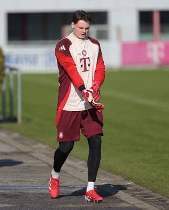 17.02.2025, CL. Abschlusstraining, Saebenerstrasse Muenchen,, Fussball, im Bild: Jonas Urbig (FC Bayern Muenchen)