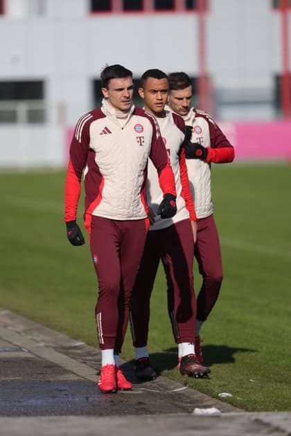17.02.2025, CL. Abschlusstraining, Saebenerstrasse Muenchen,, Fussball, im Bild: Joao Palhinha (FC Bayern Muenchen), Tarek Buchmann (FC Bayern Muenchen) und Leon Goretzka (FC Bayern Muenchen)