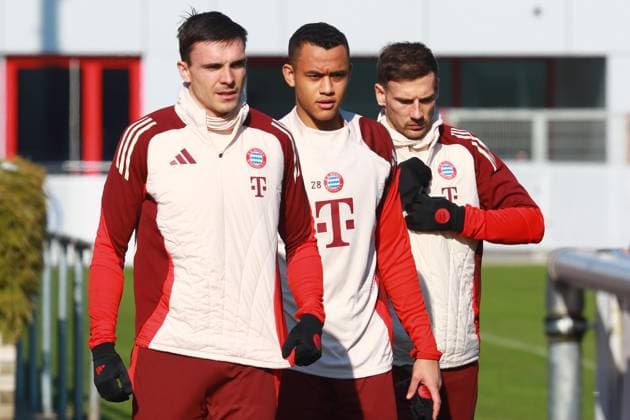 v.l. 16 Joao Palhinha, 28 Tarek Buchmann, 8 Leon Goretzka, Portraet, Portrait, Gruppe, Fussball Abschlusstraining - FC Bayern München vor UEFA Champions League-Spiel vs. Celtic Glasgow 17.02.2025 Trainingsgelände, Säbenerstr. FOTO: Mladen Lackovic LakoPress
