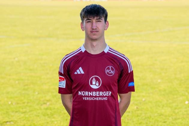 17.02.2025 - 1. FC Nürnberg FCN ( Club ) - 2. Fussball Bundesliga BL - Saison 2024 2025 - Fototermin Porträttermin Vorstellung Präsentation Pressetermin - - Einzelbild Einzelfoto Portrait Porträt Kopfbild - Eryk Grzywacz (19, 1. FC Nürnberg FCN )