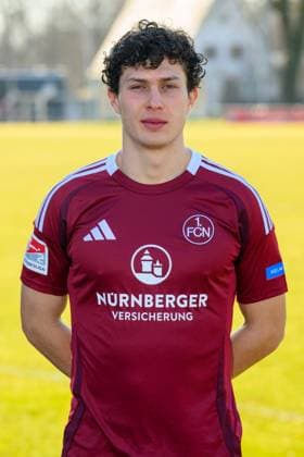 17.02.2025 - 1. FC Nürnberg FCN ( Club ) - 2. Fussball Bundesliga BL - Saison 2024 2025 - Fototermin Porträttermin Vorstellung Präsentation Pressetermin - - Einzelbild Einzelfoto Portrait Porträt Kopfbild - Fabio Gruber (4, 1. FC Nürnberg FCN )