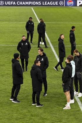 Milan - Feyenoord Rotterdam players with Feyenoord coach Pascal Bosschaart during the walk around the San Siro stadium prior to the UEFA Champions League game against AC Milan at San Siro on Feb. 17, 2025 in Milan, Italy. ANP MAURICE VAN STEEN xVIxANPxSportx xxANPxIVx 520249285 originalFilename: 520249285.jpg