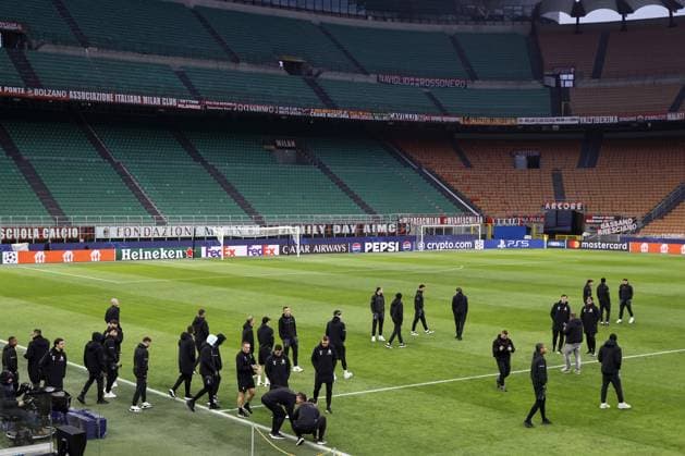 Milan - Feyenoord Rotterdam players during the walk around the San Siro stadium prior to the UEFA Champions League game against AC Milan at San Siro on Feb. 17, 2025 in Milan, Italy. ANP MAURICE VAN STEEN xVIxANPxSportx xxANPxIVx 520249427 originalFilename: 520249427.jpg