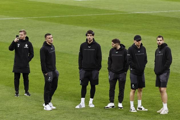 Milan - (L-R) Feyenoord goalkeeper coach Jyri Nieminen, Feyenoord goalkeeper Plamen Andreev, Jakub Moder of Feyenoord, Luka Ivanusec of Feyenoord, Feyenoord goalkeeper Timon Wellenreuther, David Hancko of Feyenoord during the walk around at the San Siro stadium prior to the UEFA Champions League game against AC Milan at San Siro on Feb. 17, 2025 in Milan, Italy. ANP MAURICE VAN STEEN xVIxANPxSportx xxANPxIVx 520252570 originalFilename: 520252570.jpg