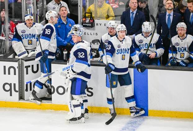 BOSTON, USA, 20250217 De finska spelarna deppar efter att Kanada gjort 3-0 under Four Nations Face-Off gruppspelsmatch mellan Kanada och Finland i Agganis Arena i Boston. BOSTON USA x10030x