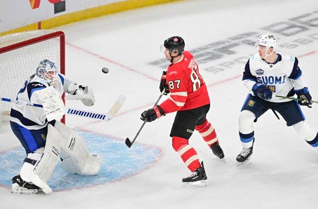 BOSTON, USA, 20250217 Kanadas Sidney Crosby med pucken mellan Finlands malvakt Kevin Lankinen och backen Olli Maatta under Four Nations Face-Off gruppspelsmatch mellan Kanada och Finland i Agganis Arena i Boston. BOSTON USA x10030x