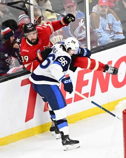 BOSTON, USA 20250217 Finlands Erik Haula ( 56) tacklar Kanadas Drew Doughty ( 89) under Four Nations Face-Off gruppspelsmatch mellan Kanada och Finland i Agganis Arena i Boston.