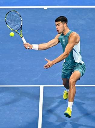 ATP, Tennis Herren QATAR EXXONMOBIL OPEN ROUND OF 32 Carlos Alcaraz of Spain competes in her round of 32 match against Marin Cilic of Croatia during the ATP Qatar ExxonMobil Open 2025 tennis tournament at the Khalifa International Tennis Complex in Doha, Qatar, on February 17, 2025. DOHA Qatar Copyright: xNOUSHADx