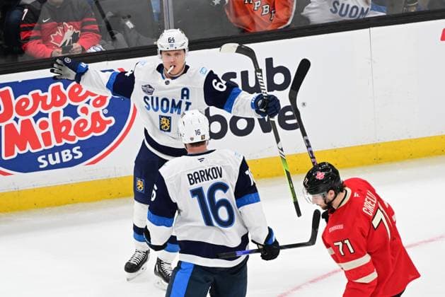 BOSTON, USA 20250217 Finlands Mikael Granlund ( 64) firar sitt reduceringsmal 4-3 med Aleksander Barkov under Four Nations Face-Off gruppspelsmatch mellan Kanada och Finland i Agganis Arena i Boston.