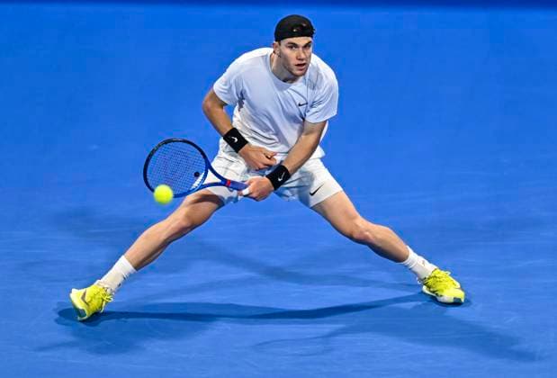 ATP, Tennis Herren QATAR EXXONMOBIL OPEN ROUND OF 32 Jack Draper of Great Britain competes in her round of 32 match against Alexei Popyrin of Australia during the ATP Qatar ExxonMobil Open 2025 tennis tournament at the Khalifa International Tennis Complex in Doha, Qatar, on February 17, 2025. DOHA Qatar Copyright: xNOUSHADx
