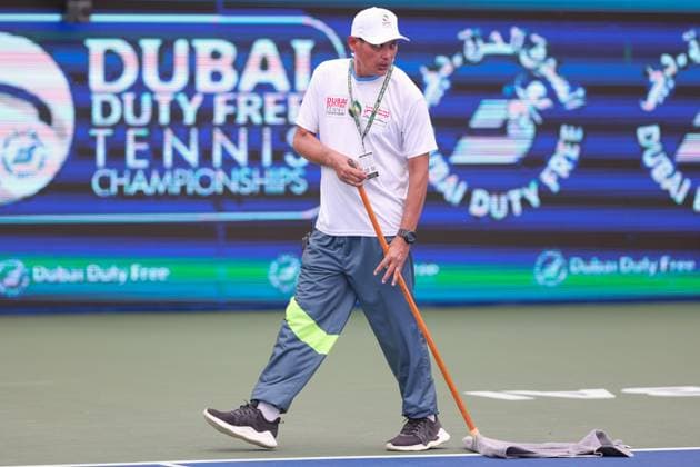 Dubai Tennis Feature, Turnier MItarbeiter wischt die Linien trocken nach einem Regenschauer, Copyright: xJuergenxHasenkopfx