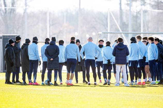 Fussball, Herren, Saison 2024 25, 2. Bundesliga, Hertha BSC, Training, Ansprache von Trainer Stefan Leitl (Hertha BSC) an die Mannschaft, 18.02. 2025,