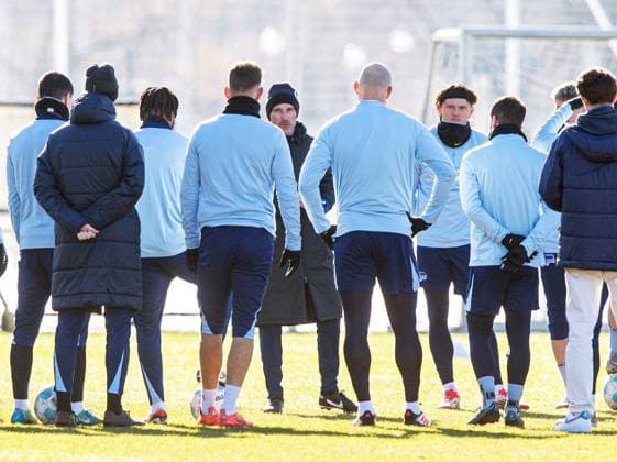 Fussball, Herren, Saison 2024 25, 2. Bundesliga, Hertha BSC, Training, Ansprache von Trainer Stefan Leitl (Hertha BSC) an die Mannschaft, 18.02. 2025,