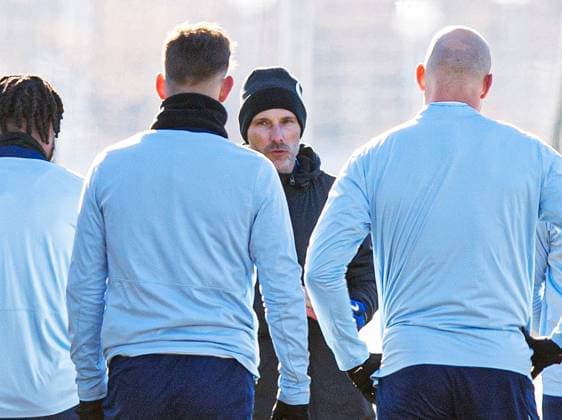 Fussball, Herren, Saison 2024 25, 2. Bundesliga, Hertha BSC, Training, Ansprache von Trainer Stefan Leitl (Hertha BSC) an die Mannschaft, 18.02. 2025,