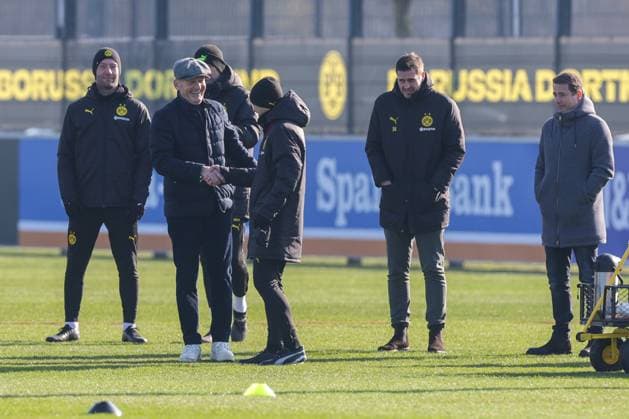 18.02.2025, Abschlusstraining zum UEFA Champions League Spiel zwischen Borussia Dortmund und Sporting Lissabon, v. l. Vorsitzender der Geschäftsführung Hans-Joachim Watzke (Borussia Dortmund) begrüßt Trainer Niko Kovac (Borussia Dortmund), Dortmund Trainingsgelände Borussia Dortmund NRW Deutschland xRHR-FOTO DEx Copyright: DennisxEwert RHR-FOTOx RHR-FOTO DE