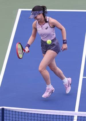 Eva Lys sprinted,laeuft lachend nach vorne, erreicht den Ball aber nicht mehr,Dubai Duty Free Tennis Championships, Dubai, U.A.E. Copyright: xJuergenxHasenkopfx