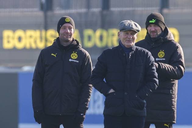 18.02.2025, Abschlusstraining zum UEFA Champions League Spiel zwischen Borussia Dortmund und Sporting Lissabon, v. l. Individualtrainer Top-Talente Mathias Schiele (Borussia Dortmund), Vorsitzender der Geschäftsführung Hans-Joachim Watzke (Borussia Dortmund), Athletiktrainer Mathias Kolodziej (Borussia Dortmund), Dortmund Trainingsgelände Borussia Dortmund NRW Deutschland xRHR-FOTO DEx Copyright: DennisxEwert RHR-FOTOx RHR-FOTO DE
