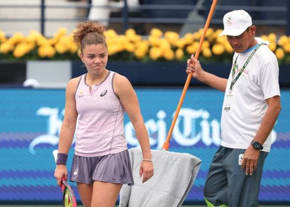 Jasmine Paolini steht neben einem Turnier Mitarbeiter und schaut skeptisch auf den regennassen Platz, Dubai Duty Free Tennis Championships, Dubai, U.A.E. Copyright: xJuergenxHasenkopfx