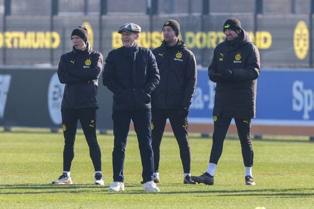 18.02.2025, Abschlusstraining zum UEFA Champions League Spiel zwischen Borussia Dortmund und Sporting Lissabon, v. l. Athletiktrainer Florian Wandler (Borussia Dortmund), Vorsitzender der Geschäftsführung Hans-Joachim Watzke (Borussia Dortmund), Individualtrainer Top-Talente Mathias Schiele (Borussia Dortmund), Athletiktrainer Mathias Kolodziej (Borussia Dortmund), Dortmund Trainingsgelände Borussia Dortmund NRW Deutschland xRHR-FOTO DEx Copyright: DennisxEwert RHR-FOTOx RHR-FOTO DE
