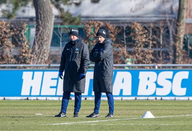 Fussball, Herren, Saison 2024 25, 2. Bundesliga, Hertha BSC, Training, v.l. Co-Trainer Armin Reutershahn (Hertha BSC), Trainer Stefan Leitl (Hertha BSC), 18.02. 2025,
