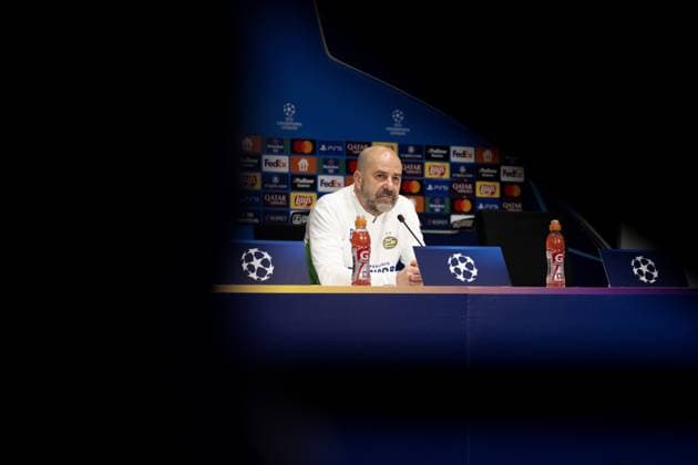 EINDHOVEN - PSV coach Peter Bosz during the press conference, PK, Pressekonferenz at the Philips Stadium ahead of the Champions League match against Juventus. ANP OLAF CRACK xVIxANPxSportx xxANPxIVx 520292750 originalFilename: 520292750.jpg