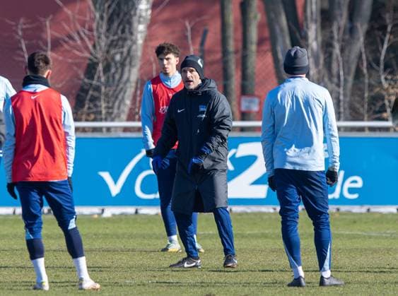 Fussball, Herren, Saison 2024 25, 2. Bundesliga, Hertha BSC, Training, Trainer Stefan Leitl (Hertha BSC) gibt Anweisungen, 18.02. 2025,