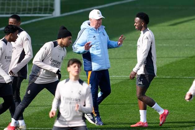 February 18, 2025, Valdebebas, Madrid, SPAIN: Carlo Ancelotti talks to Vinicius Junior during the training day of Real Madrid ahead the UEFA Champions League 2024 25 League Knockout Play-off second leg match against Manchester City at Ciudad Deportiva Real Madrid on February 18, 2024, in Valdebebas, Madrid, Spain. Valdebebas SPAIN - ZUMAa181 20250218_zaa_a181_010 Copyright: xOscarxJ.xBarrosox