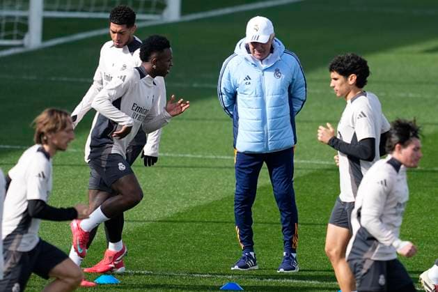 February 18, 2025, Valdebebas, Madrid, SPAIN: Carlo Ancelotti talks to Vinicius Junior during the training day of Real Madrid ahead the UEFA Champions League 2024 25 League Knockout Play-off second leg match against Manchester City at Ciudad Deportiva Real Madrid on February 18, 2024, in Valdebebas, Madrid, Spain. Valdebebas SPAIN - ZUMAa181 20250218_zaa_a181_012 Copyright: xOscarxJ.xBarrosox