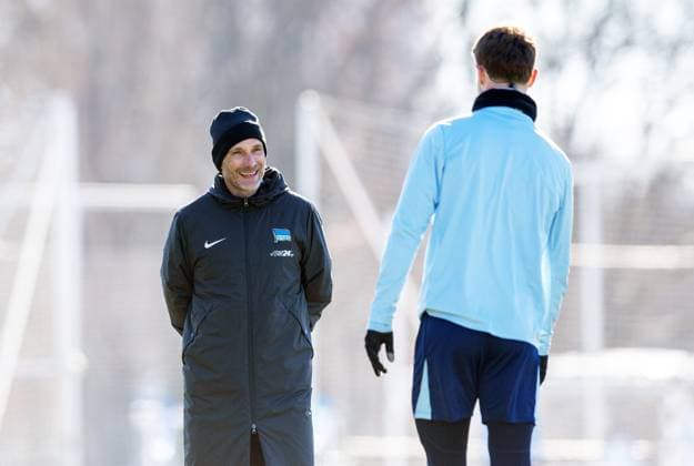 Fussball, Herren, Saison 2024 25, 2. Bundesliga, Hertha BSC, Training, v.l. Trainer Stefan Leitl (Hertha BSC), Linus Gechter (Hertha BSC), 18.02. 2025,