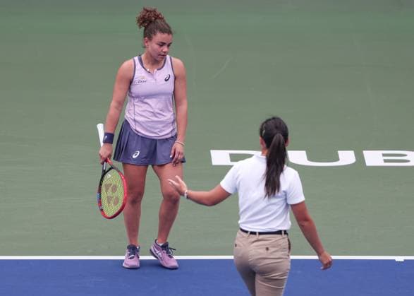 Stuhlschiedsrichterin Mira Kaukeyeva erklaert Jasmine Paolini wegen Regen wird das Spiel unterbrochen, Regenpause,rain stops play Dubai Duty Free Tennis Championships, Dubai, U.A.E. Copyright: xJuergenxHasenkopfx