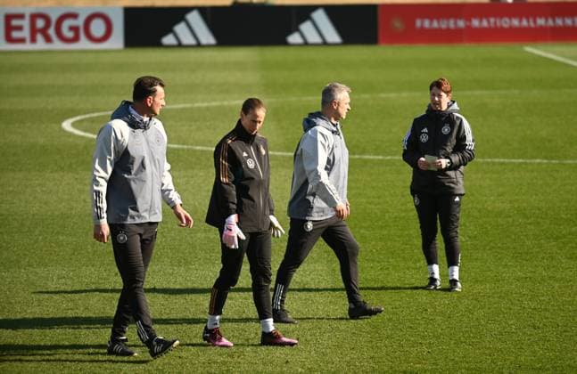 18.02.2025 Frankfurt am Main, DFB-Campus Training der Deutschen Fußballnationalmannschaft Frauen vor dem Spiel in der UEFA Women s Nations League Div. A Bild zeigt Torwarttrainer Michael Fuchs, Torfrau Ann-Katrin Berger, Bundestrainer Christian Wück, Assistenztrainerin Maren Meinert,