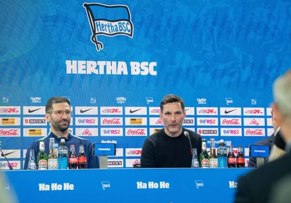 Fussball, Herren, Saison 2024 25, 2. Bundesliga, Hertha BSC, Pressekonferenz zur Vorstellung des neuen Trainers Stefan Leitl, im Bild: v.l. Co-Trainer Andre Mijatovic (Hertha BSC), Trainer Stefan Leitl (Hertha BSC), 18.02. 2025,