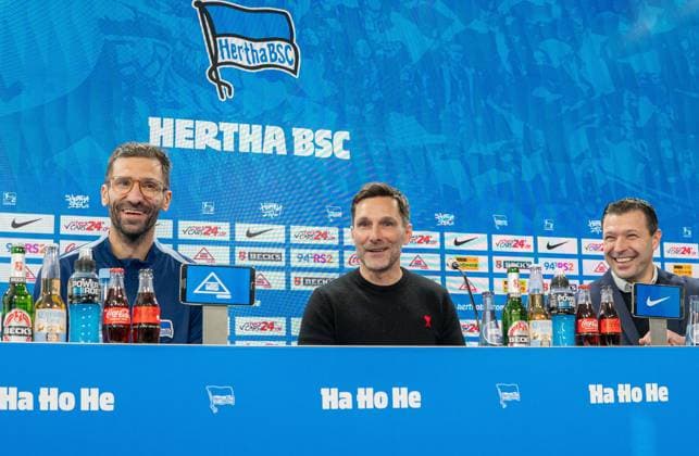 Fussball, Herren, Saison 2024 25, 2. Bundesliga, Hertha BSC, Pressekonferenz zur Vorstellung des neuen Trainers Stefan Leitl, im Bild: v.l. Co-Trainer Andre Mijatovic (Hertha BSC), Trainer Stefan Leitl (Hertha BSC), Sportdirektor Benjamin Weber (Hertha BSC), 18.02. 2025,