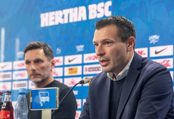 Fussball, Herren, Saison 2024 25, 2. Bundesliga, Hertha BSC, Pressekonferenz zur Vorstellung des neuen Trainers Stefan Leitl, im Bild: v.l. Trainer Stefan Leitl (Hertha BSC), Sportdirektor Benjamin Weber (Hertha BSC), 18.02. 2025,