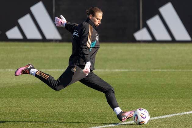 DFB Frauen Nationalmannschaft Training, 18.02.2025 Ann-Katrin Berger (Deutsche Frauen Fussball Nationalmannschaft) schießt den Ball, Freisteller, Portrait Porträt, DFB Frauen Nationalmannschaft Training, Frankfurt, DFB-Campus, 18.2.2025 Copyright: xBEAUTIFULxSPORTS Gawlikx