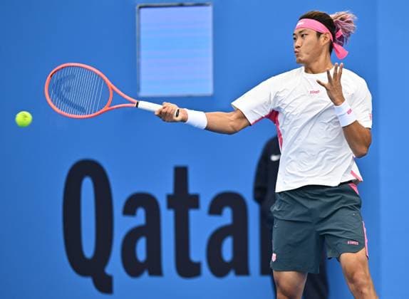 ATP, Tennis Herren QATAR EXXONMOBIL OPEN ROUND OF 32 Zhizhen Zhang of China competes in her round of 32l match against Luca Nardi of Italy during the ATP Qatar ExxonMobil Open 2025 tennis tournament at the Khalifa International Tennis Complex in Doha, Qatar, on February 18, 2025. DOHA Qatar Copyright: xNOUSHADx