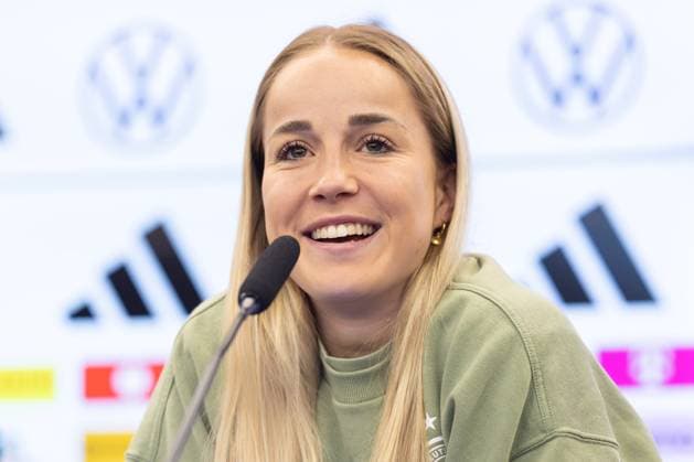 Training und PK Deutsche Frauen-Nationalmannschaft Die neue Mannschaftsführerin der deutschen Frauennationalmannschaft, Giulia Gwinn, spricht während der Pressekonferenz. Training und Pressekonferenz der Frauen-Nationalmannschaft am 18. Februar 2025 auf dem DFB-Campus in Frankfurt am Main., Frankfurt am Main Hessen Deutschland DFB-Campus