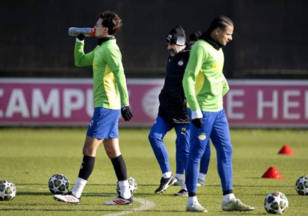 EINDHOVEN - Olivier Boscagli, coach Peter Bosz, Armando Obispo of PSV during training at training complex De Herdgang ahead of the Champions League match against Juventus. ANP OLAF CRACK xVIxANPxSportx xxANPxIVx 520303169 originalFilename: 520303169.jpg