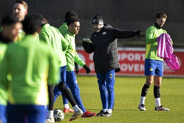 EINDHOVEN - PSV coach Peter Bosz, PSV s Olivier Boscagli during training at training complex De Herdgang ahead of the Champions League match against Juventus. ANP OLAF CRACK xVIxANPxSportx xxANPxIVx 520303184 originalFilename: 520303184.jpg