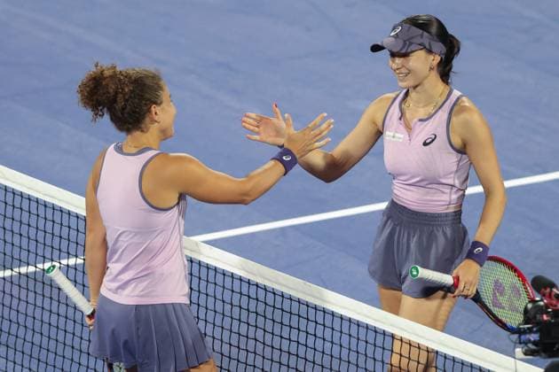 Eva Lys gratuliert der Siegerin Jasmine Paolini, Dubai Duty Free Tennis Championships, Dubai, U.A.E. Copyright: xJuergenxHasenkopfx