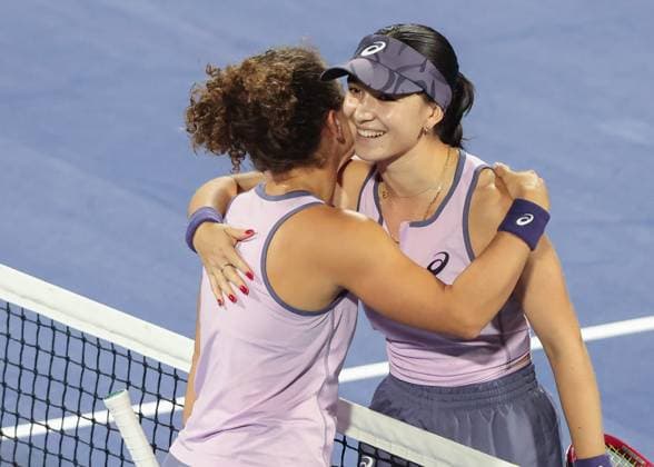 Eva Lys gratuliert der Siegerin Jasmine Paolini, Dubai Duty Free Tennis Championships, Dubai, U.A.E. Copyright: xJuergenxHasenkopfx