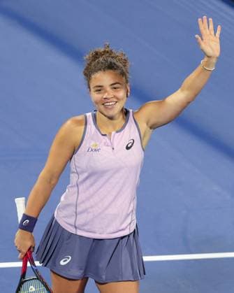 r Siegerin Jasmine Paolini winkt und bedankt sich bei den Zuschauern, Fans nach dem Sieg, Dubai Duty Free Tennis Championships, Dubai, U.A.E. Copyright: xJuergenxHasenkopfx