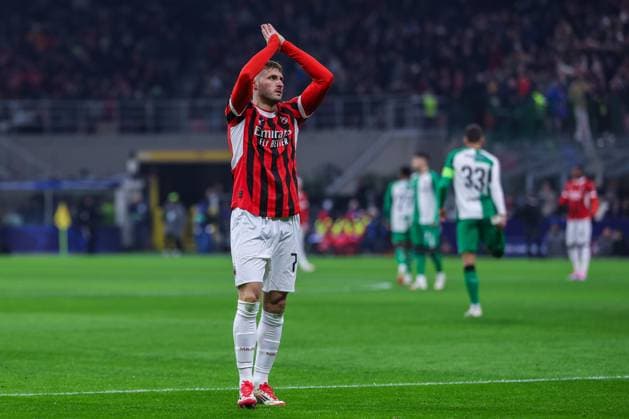 AC Milan vs Feyenoord Rotterdam - UEFA Champions League 2024 25 Knockout phase play-offs 2nd leg - 18 02 2025 Santiago Gimenez of AC Milan celebrates during UEFA Champions League 2024 25 Knockout phase play-offs 2nd leg football match between AC Milan and Feyenoord Rotterdam at San Siro Stadium Copyright: xBEAUTIFULxSPORTS Carabellix
