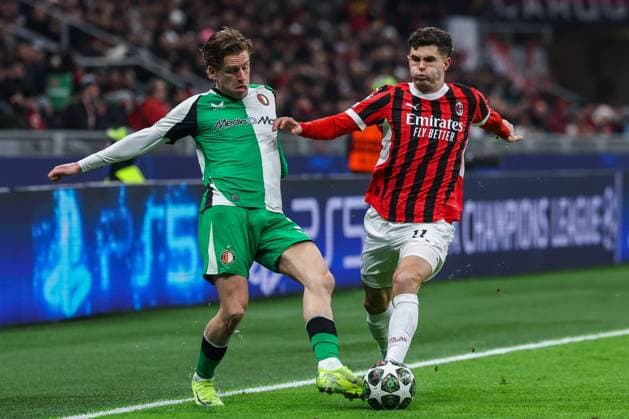 AC Milan vs Feyenoord Rotterdam - UEFA Champions League 2024 25 Knockout phase play-offs 2nd leg - 18 02 2025 Christian Pulisic of AC Milan competes for the ball with Thomas Beelen of Feyenoord Rotterdam during UEFA Champions League 2024 25 Knockout phase play-offs 2nd leg football match between AC Milan and Feyenoord Rotterdam at San Siro Stadium Copyright: xBEAUTIFULxSPORTS Carabellix