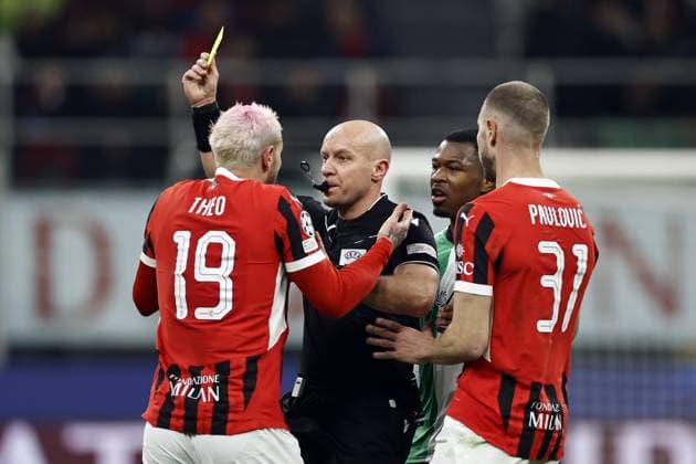 MILAN - (l-r) Theo HernoÂ¡ndez of AC Milan receives the yellow card from referee Szymon Marciniak during the UEFA Champions League playoff match between AC Milan and Feyenoord at the San Siro Stadium on Feb. 18, 2025 in Milan, Italy. ANP MAURICE VAN STEEN UEFA Champions League 2024 25 League Knockout Play-off Second Leg 2024 25 xVIxANPxSportx xxANPxIVx 520315770 originalFilename: 520315770.jpg