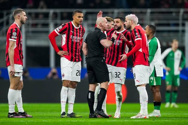 UEFA Champions League: AC Milan v Feyenoord Milan - Strahinja Pavlovic of AC Milan, Malick Thiaw of AC Milan, Referee Szymon Marciniak, Kyle Walker of AC Milan, Theo Hernandez of AC Milan during the 2nd leg of the knockout phase play-offs of new format of the Champions League 2024 2025. The match is set between AC Milan and Feyenoord at Giuseppe Meazza San Siro on 18 February 2025 in Milan, Italy. Copyright: xTomxBodex