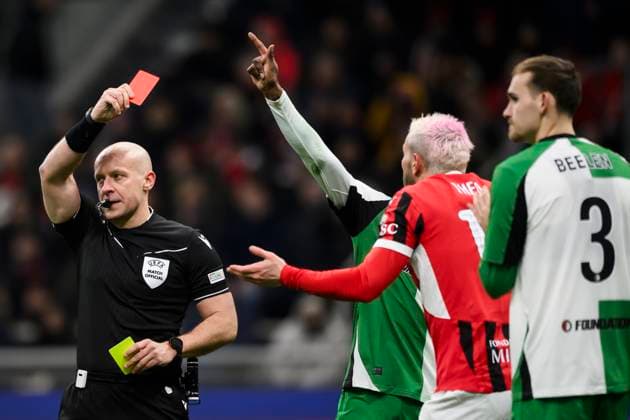 Sport Bilder des Tages AC Milan v Feyenoord - UEFA Champions League Referee Szymon Marciniak shows red card to Theo Hernandez of AC Milan during the UEFA Champions League 2024 25 knockout phase play-off second leg football match between AC Milan and Feyenoord. Milan Italy Copyright: xNicolòxCampox