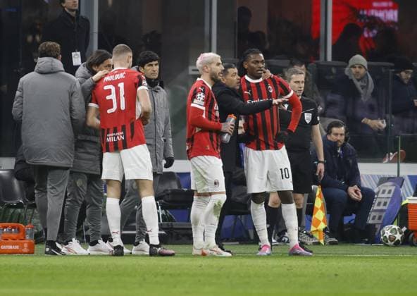 CALCIO - UEFA Champions League - AC Milan vs Feyernood Sergio Conceicao manager of AC Milan speaking with Theo Hernandez of AC Milan and Rafel Leao of AC Milan during The UEFA Champions League play offs. Second leg, football match between AC Milan and Feyenoord Rotterdam on 18 February 2025, at â??â??Giuseppe Meazza Stadiumâ??â??, Milan, Italy. Photo Nderim Kaceli. Milan Italy  Copyright: xIPAxSport ABACAx